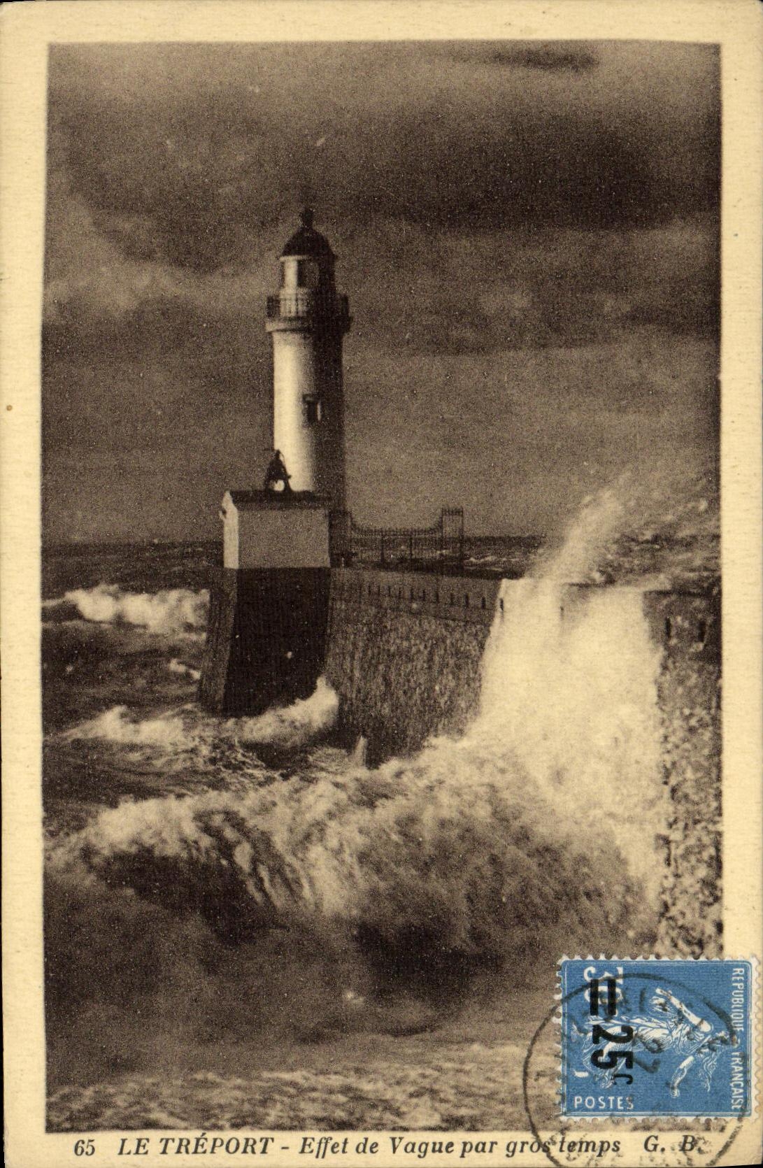 CPA Le Treport Effet de Vague Par Gros Temps Phare