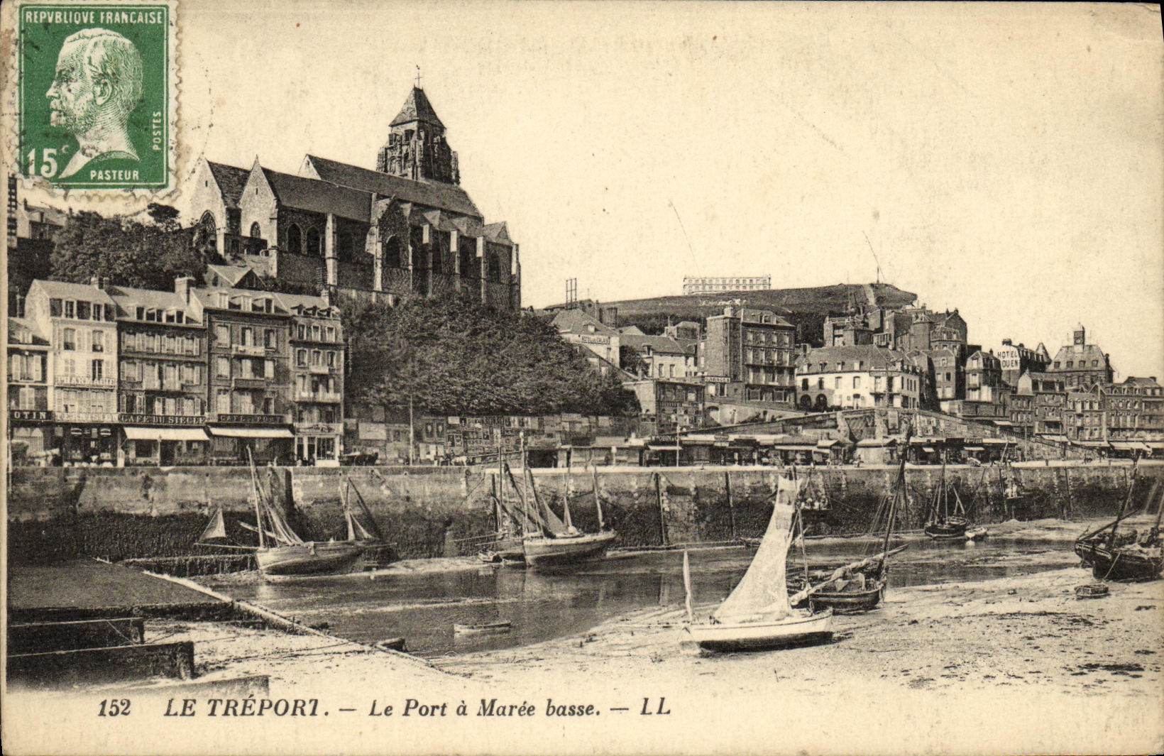 CPA Le Treport Le Port a Maree Basse Bateau