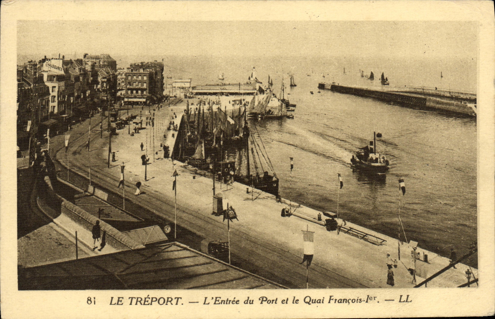 CPA Le Treport L Entree du Port et le Quai Francois 1er Bateaux