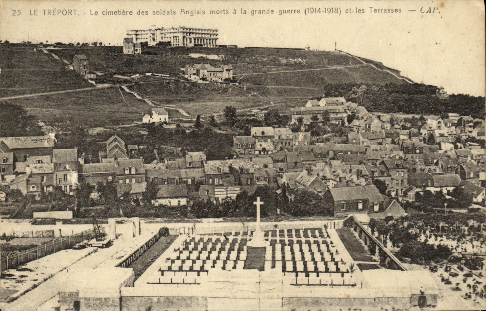CPA Le Treport Le cimetiere des soldats anglais morts a la grande guerre et les terrasses