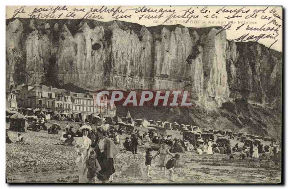 CPA Le Treport Au pied des Falaises