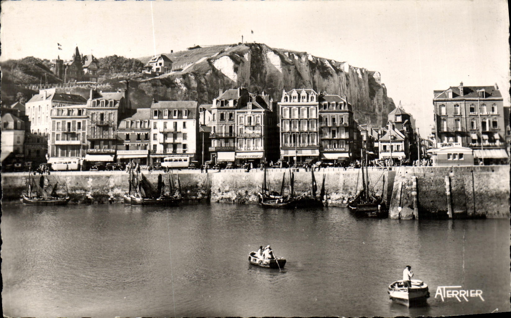 CPM Le Treport Le Quai Francois 1er et les Passeurs
