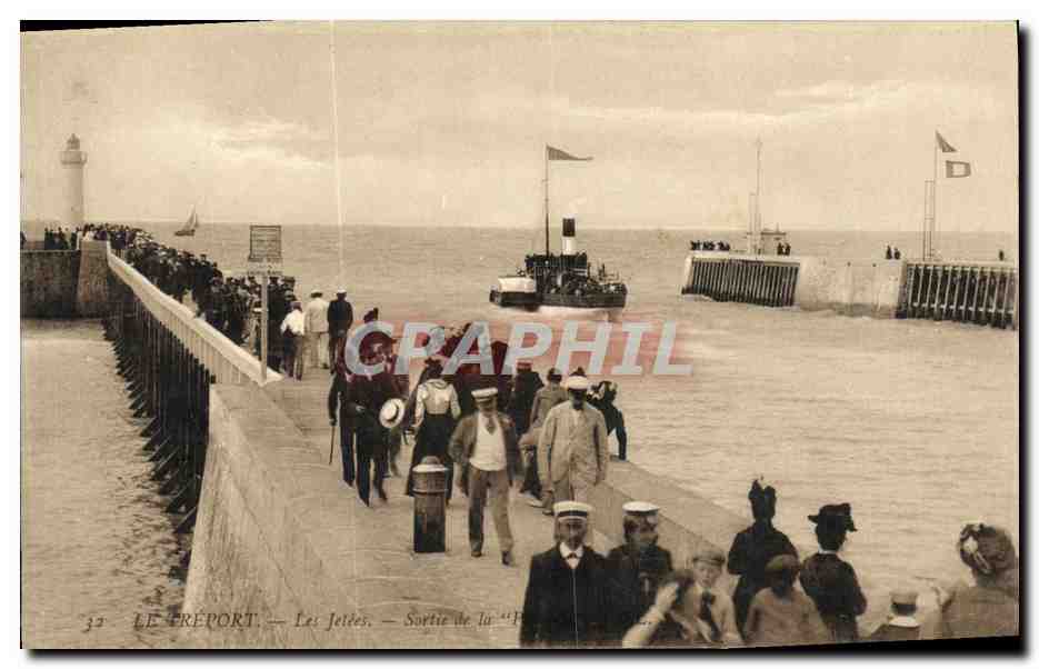 CPA Le Treport Les Jetees Sortie de la Picardie Bateau 