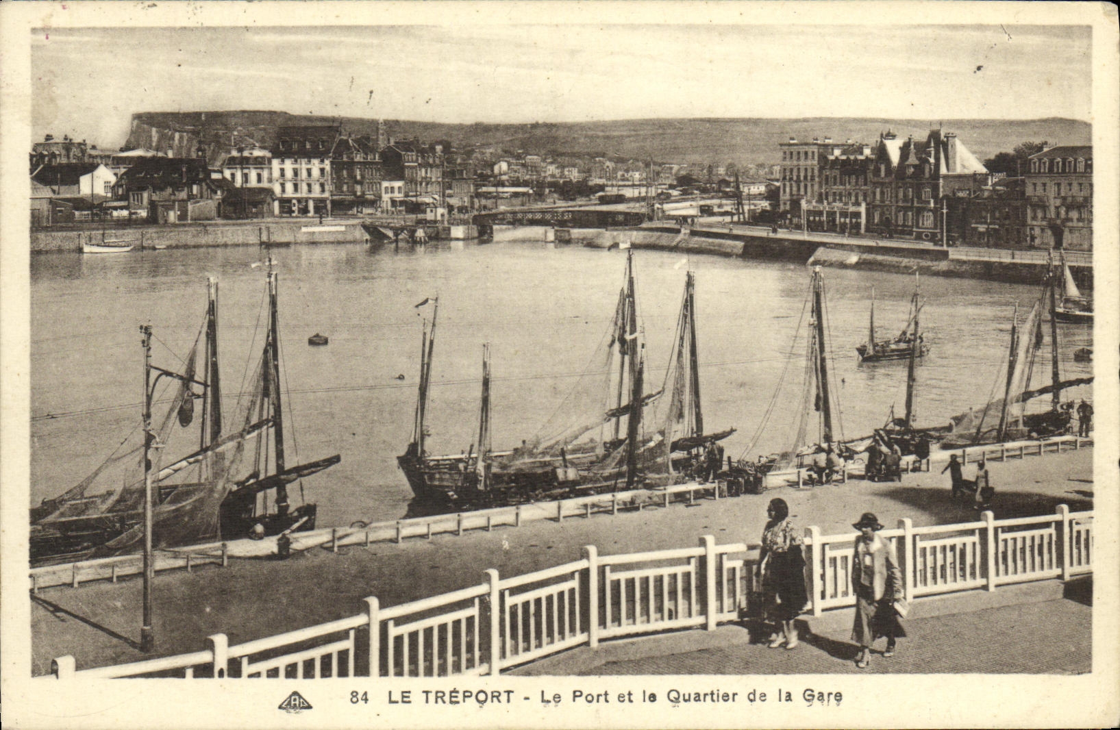 CPA Le Treport Le Port et le Quartier de la Gare Bateaux