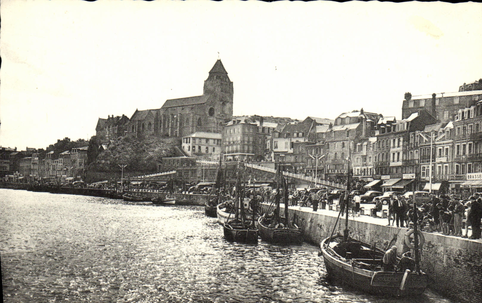 CPA Le Treport Le port et l eglise St Jacques