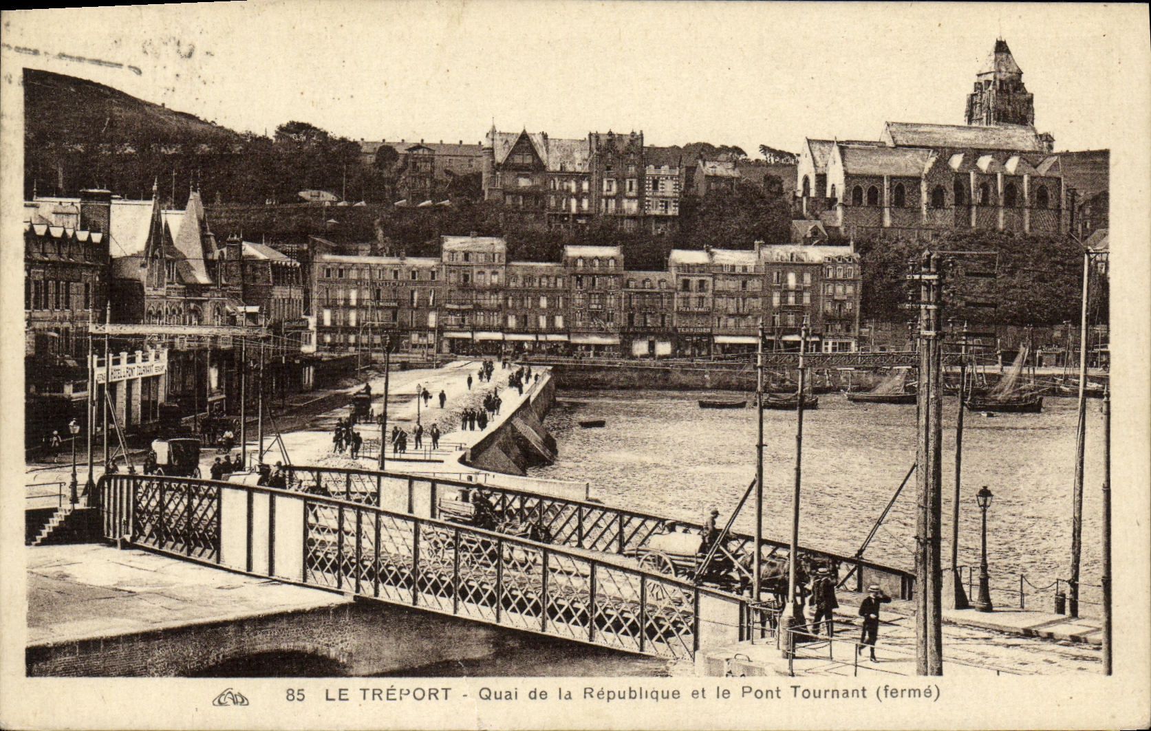 CPA Le Treport Quai de la Republique et le Pont Tournant