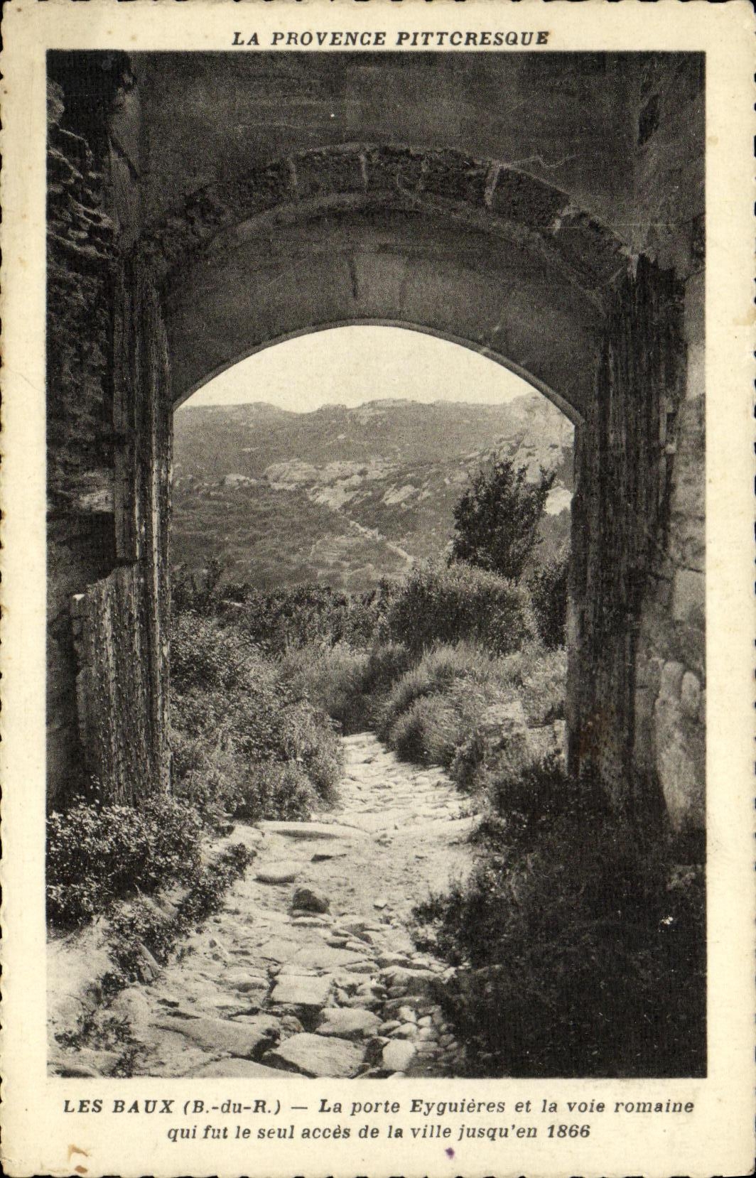 Les Baux (B.-du-R.) — La porte Eyguières et la voie romaine