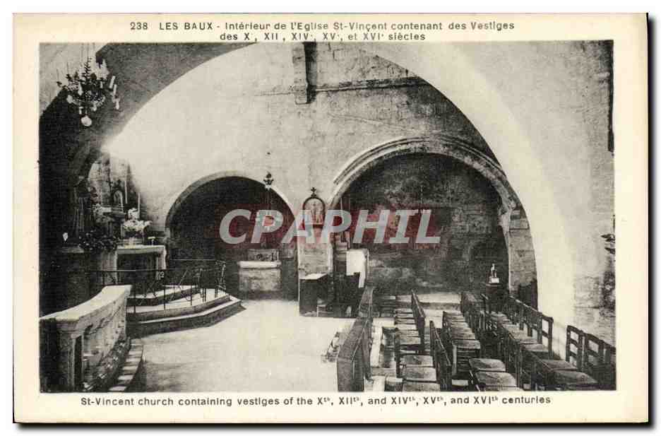 Les Baux — Innenansicht der Kirche Saint-Vincent mit Resten aus dem 10., 12., 14., 15. und 16. Jahrhundert