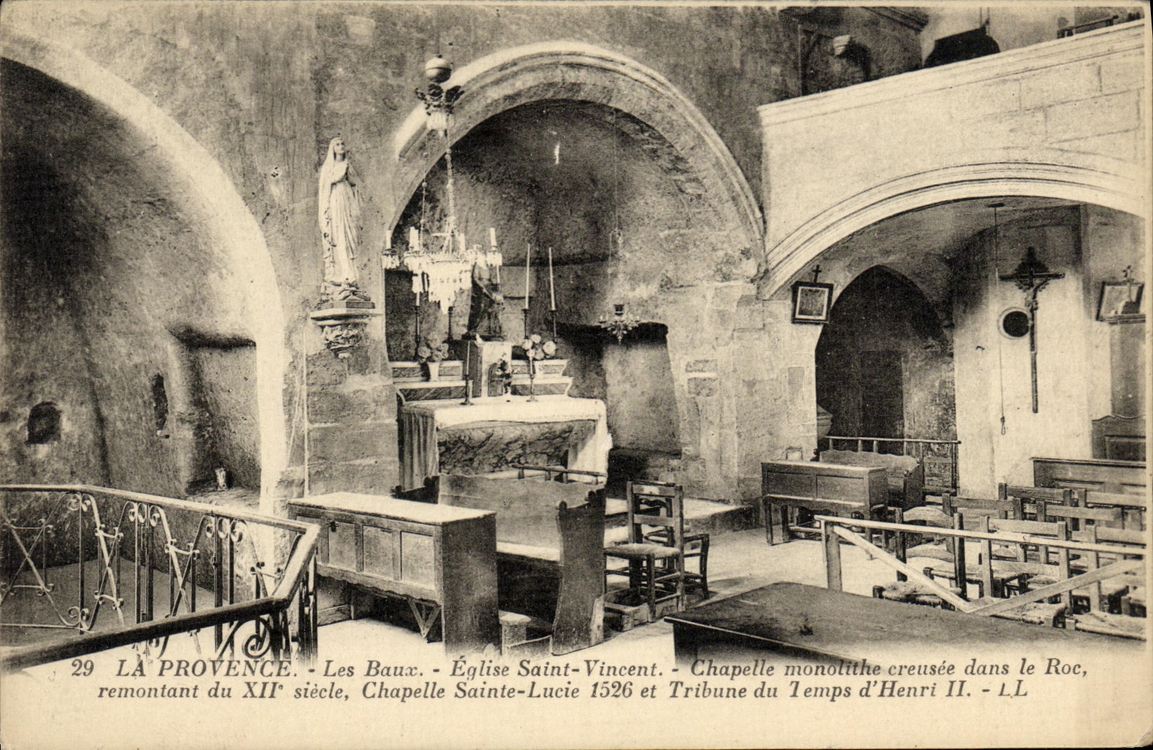 Les Baux - Église Saint-Vincent et Chapelle Sainte-Lucie - Tribune d'Henri II