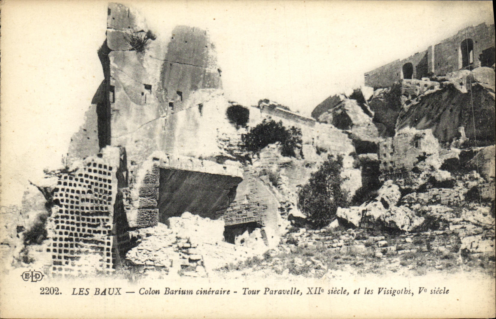 Les Baux — Colon Barium cinéraire - Tour Paravelle, XIIe siècle, et les Visigoths, Ve siècle