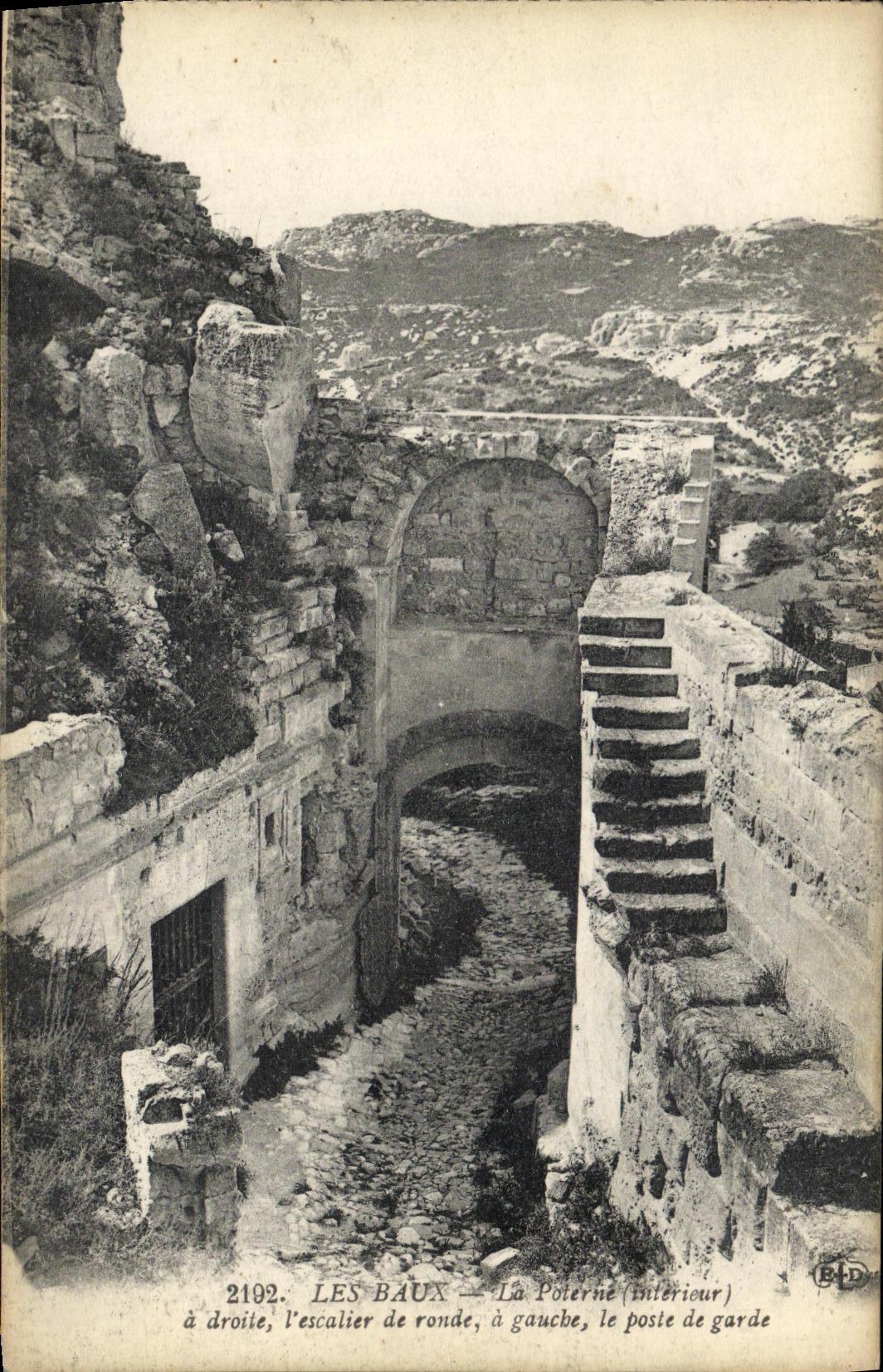 Les Baux — La Poterne (intérieur) — à droite, l'escalier de ronde, à gauche, le poste de garde — n° 2102 — Éditeur B.D.