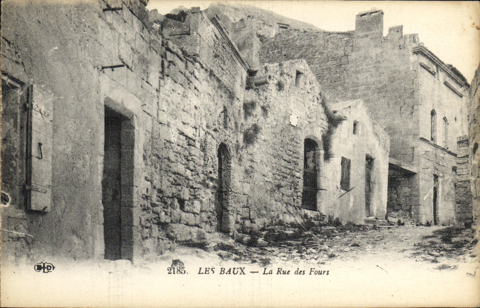 Les Baux — La Rue des Fours — éditeur BLD, n° 2185