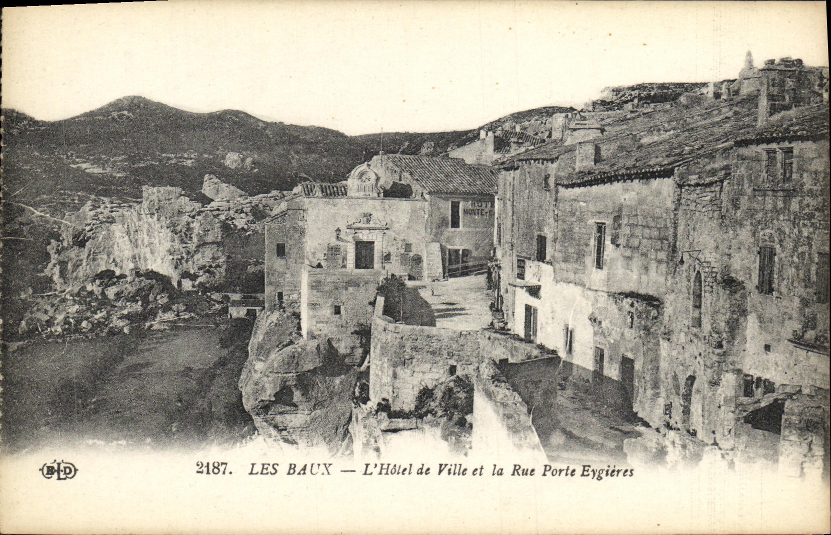 CPA Les Baux L Hotel de Ville et le Rue Porte Eygieres