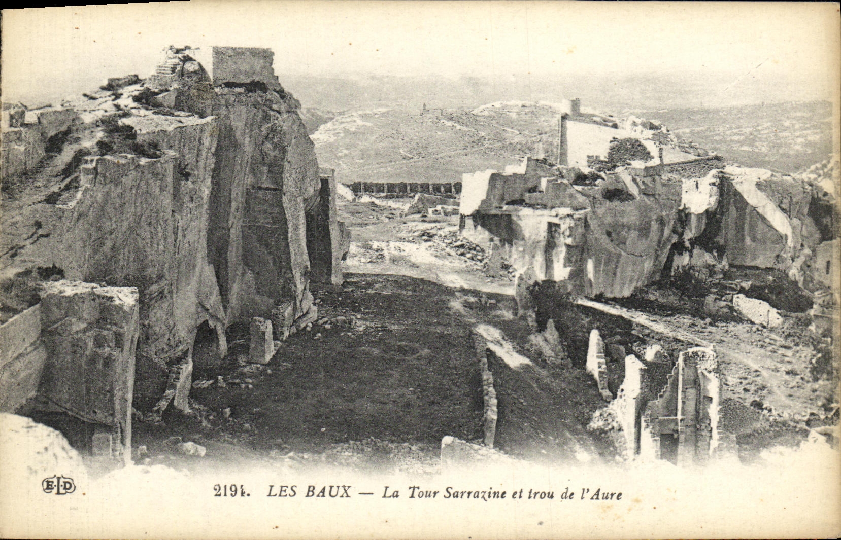 CPA Les Baux La Tour Sarrazine et Trou de L Aure