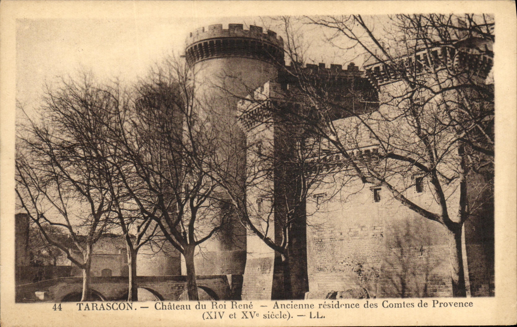 Tarascon — Château du Roi René — Ancienne résidence des Comtes de Provence (XIVe et XVe siècle) — LL.