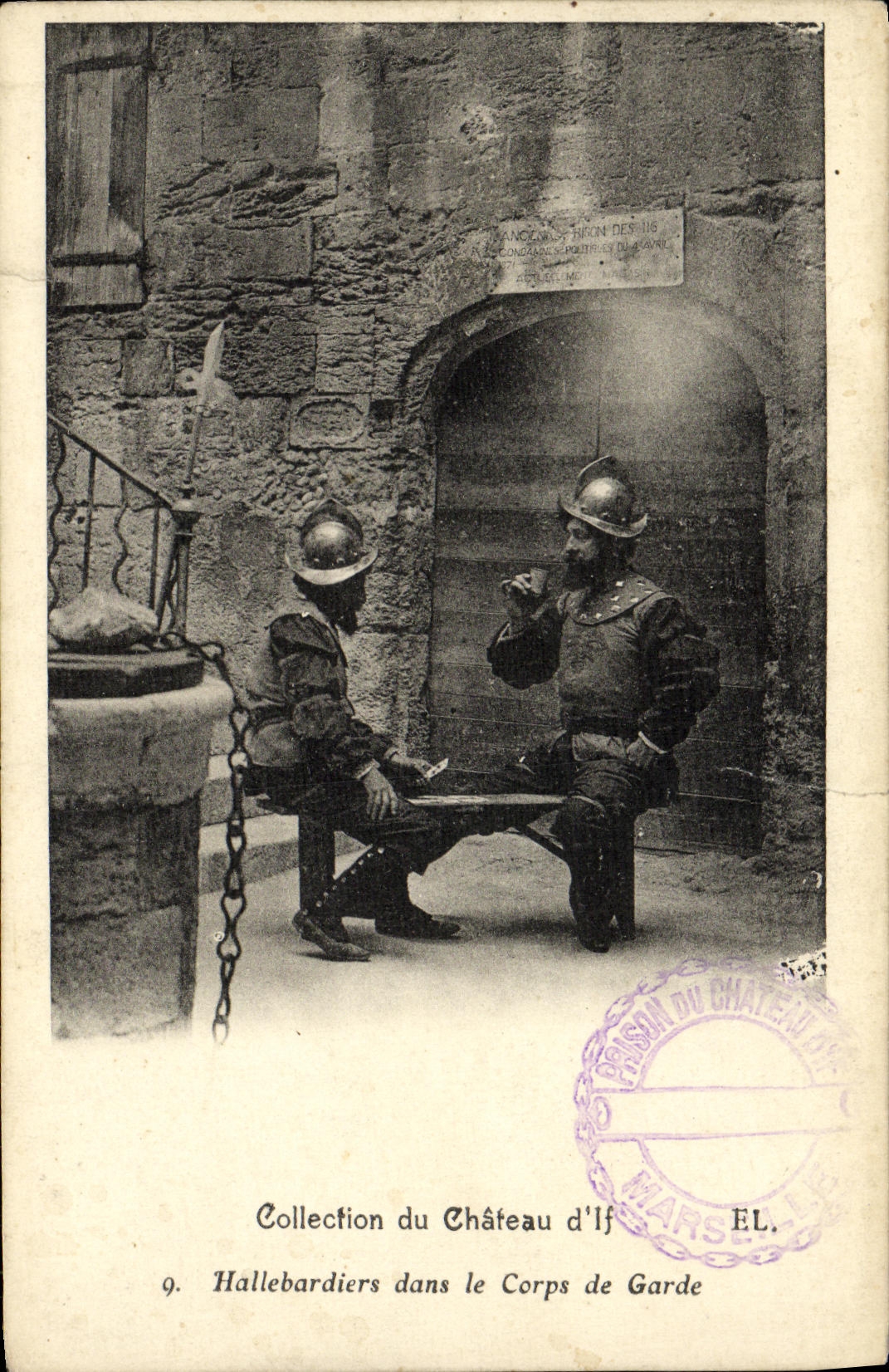 CPA Marseille Collection du chateau d If Hallebardiers dans le corps de garde Militaria