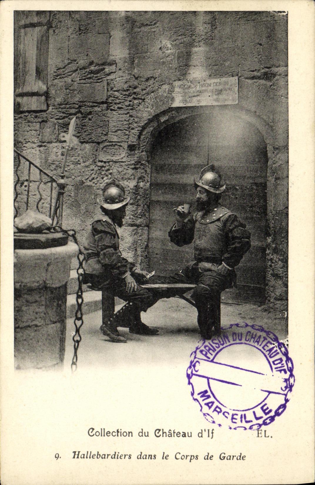 CPA Marseille Notre Dame De La Garde Hallebardiers dans le corps de garde Militaria