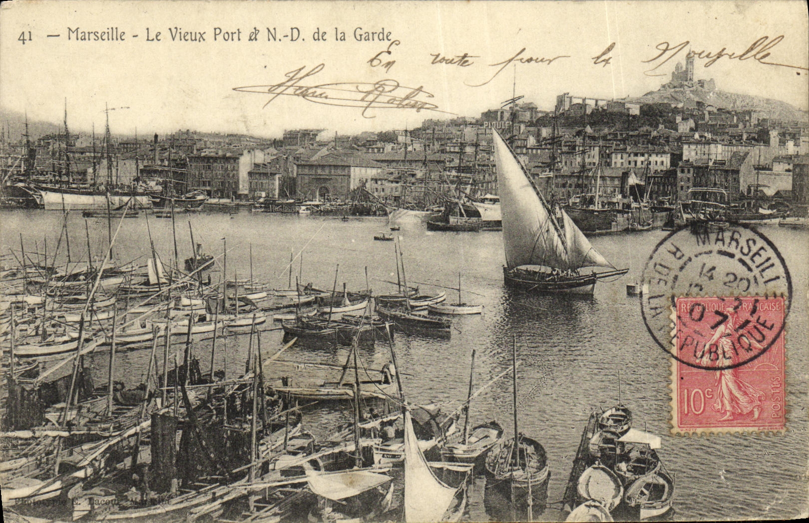 CPA Marseille Le Vieux Port N D de la Garde Bateaux