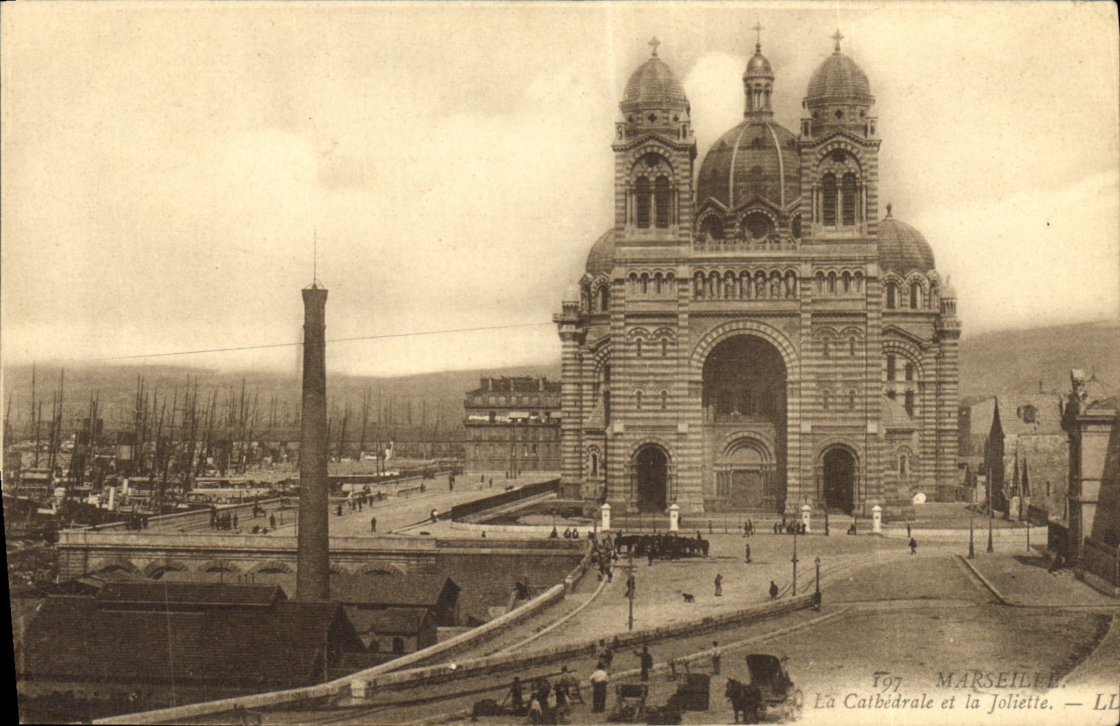 CPA Marseille La Cathedrale et la Joliette 