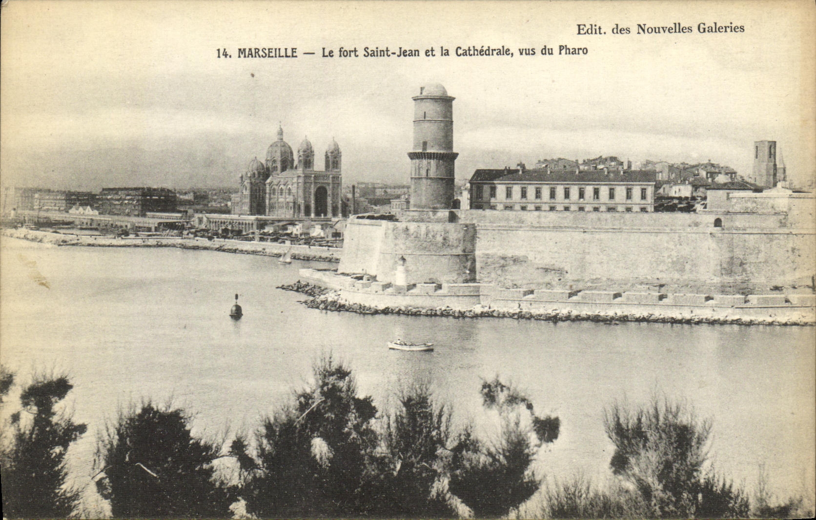 CPA Marseille Le fort Saint Jean et la Cathedrale vus du Pharo 