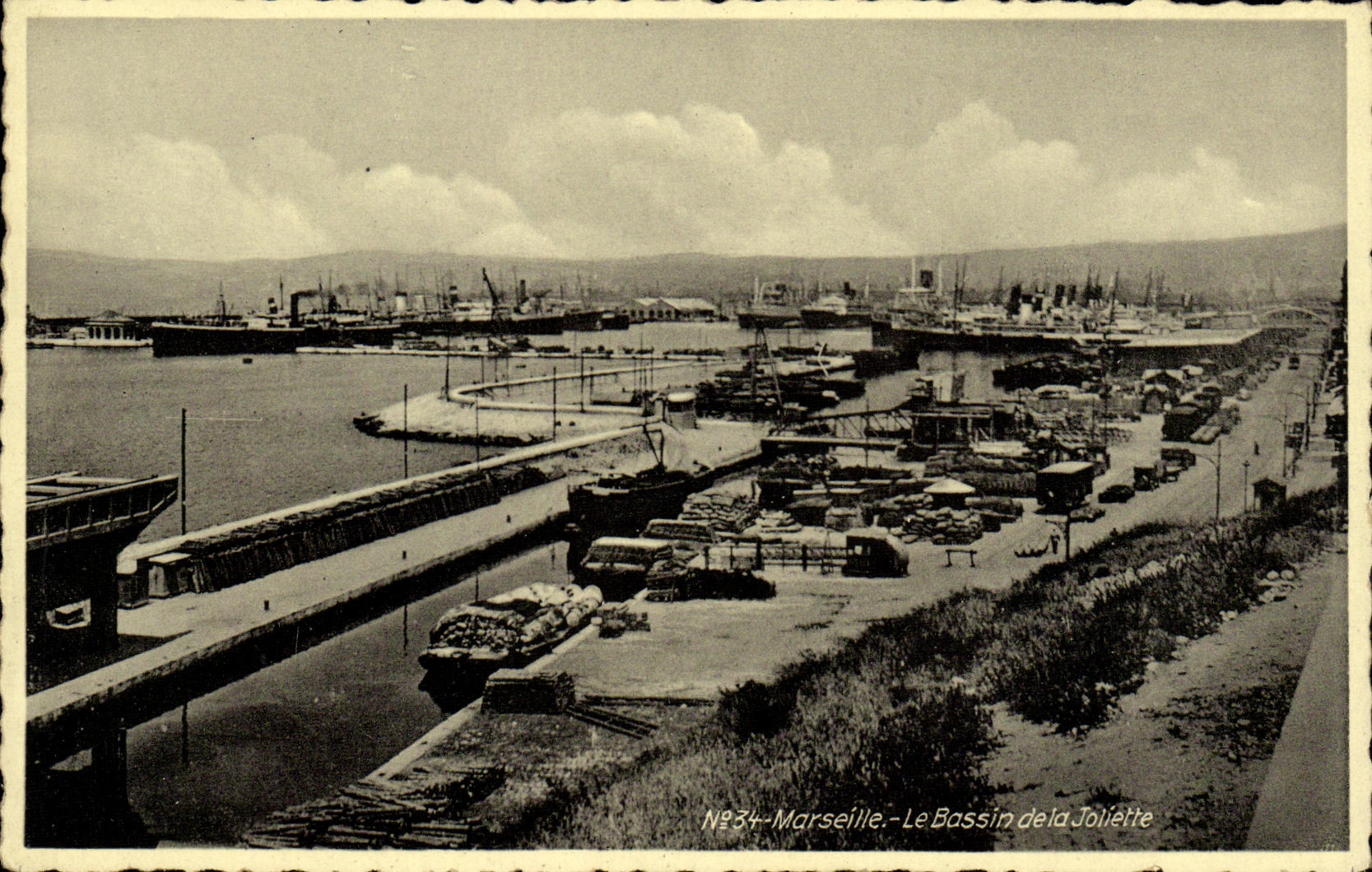CPA Marseille Le Bassin de la Joliette Bateaux