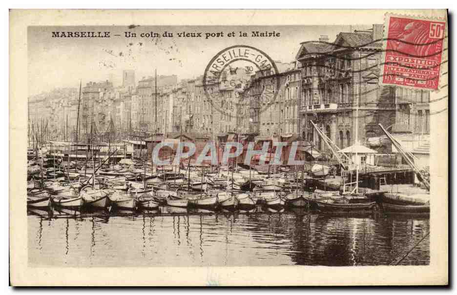 CPA Marseille Un Coin du Vieux Port et la Mairie Bateaux