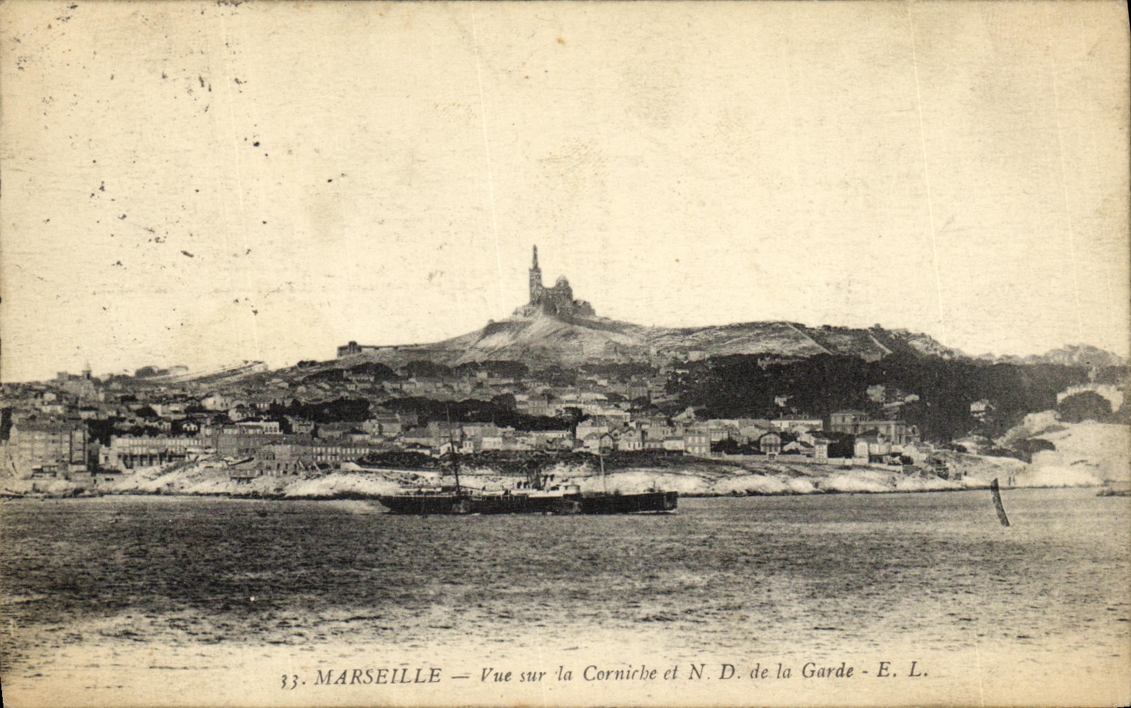CPA Marseille Vue sur la Corniche et N D de la Garde Bateau