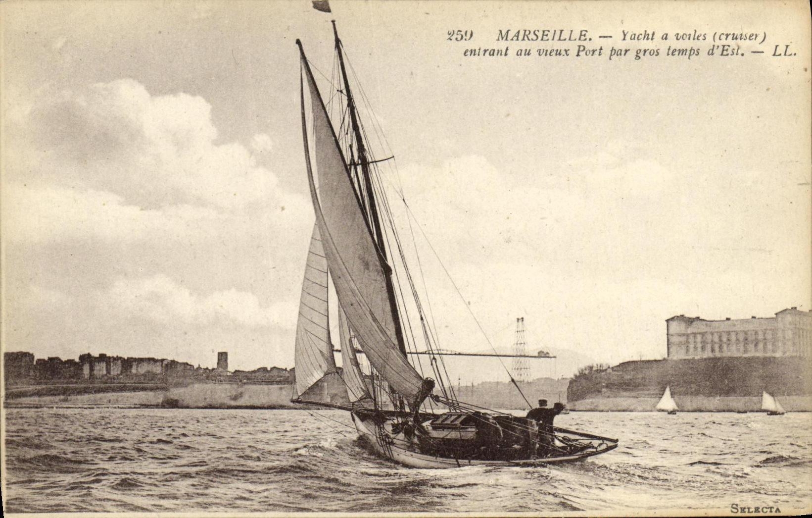 CPA Marseille Yacht a voiles entrant au vieux port par gros temps d Est Bateaux 