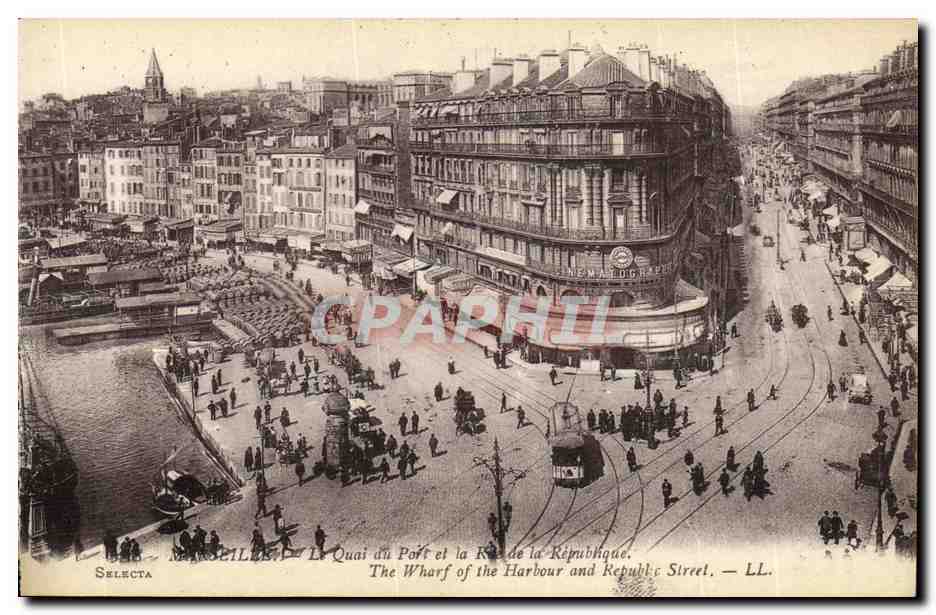 CPA Marseille Le Quai Port et la Rue de la Republique