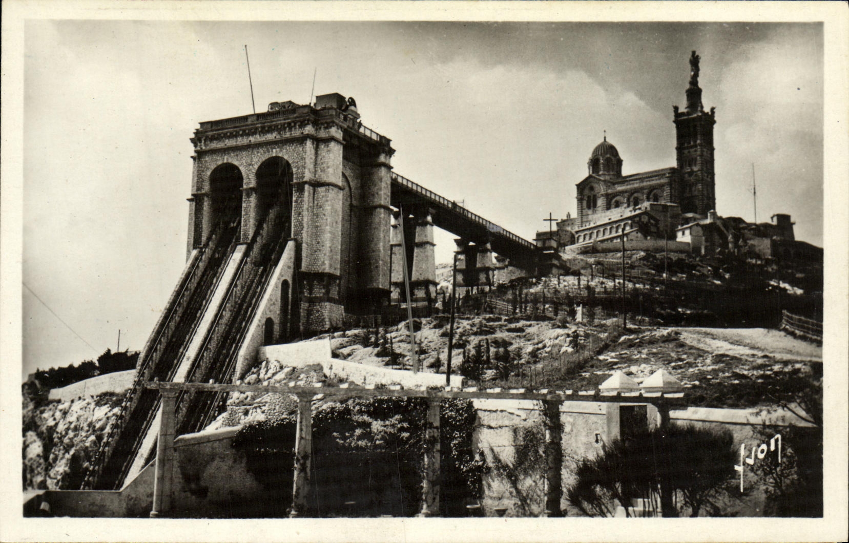 CPA Marseille Basilique de Notre Dame de la Garde Les Ascenseurs