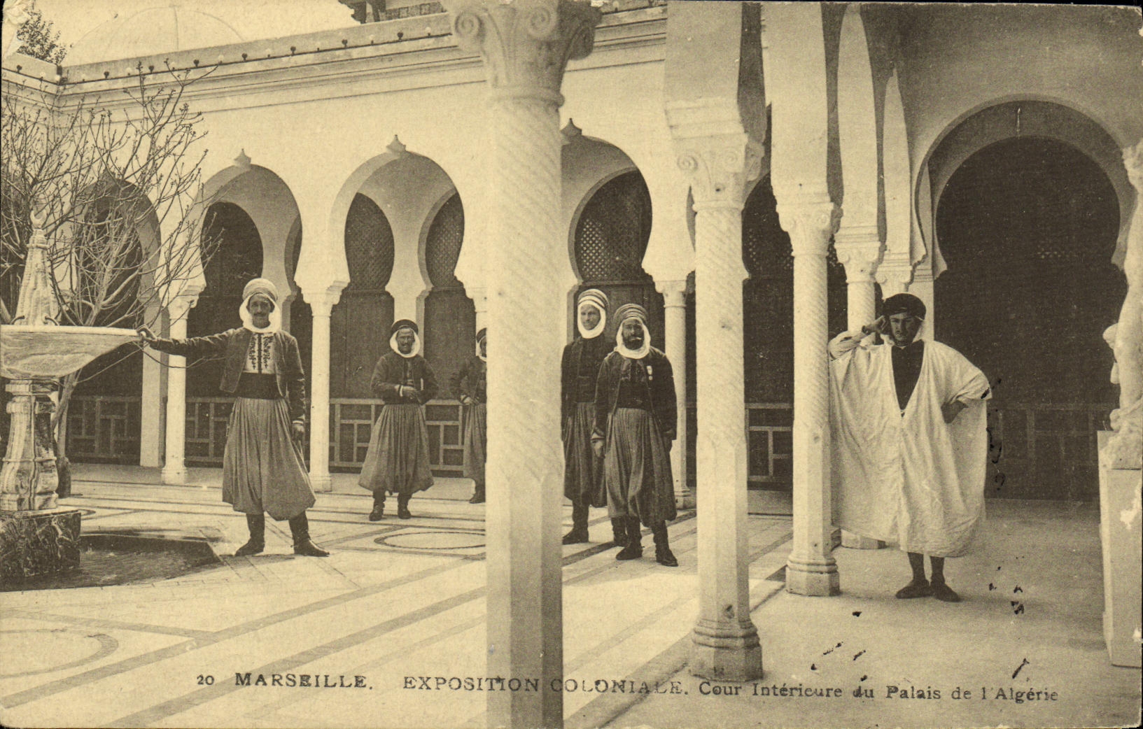 CPA Marseille Exposition Coloniale Cour Interieure du palais de l Algerie