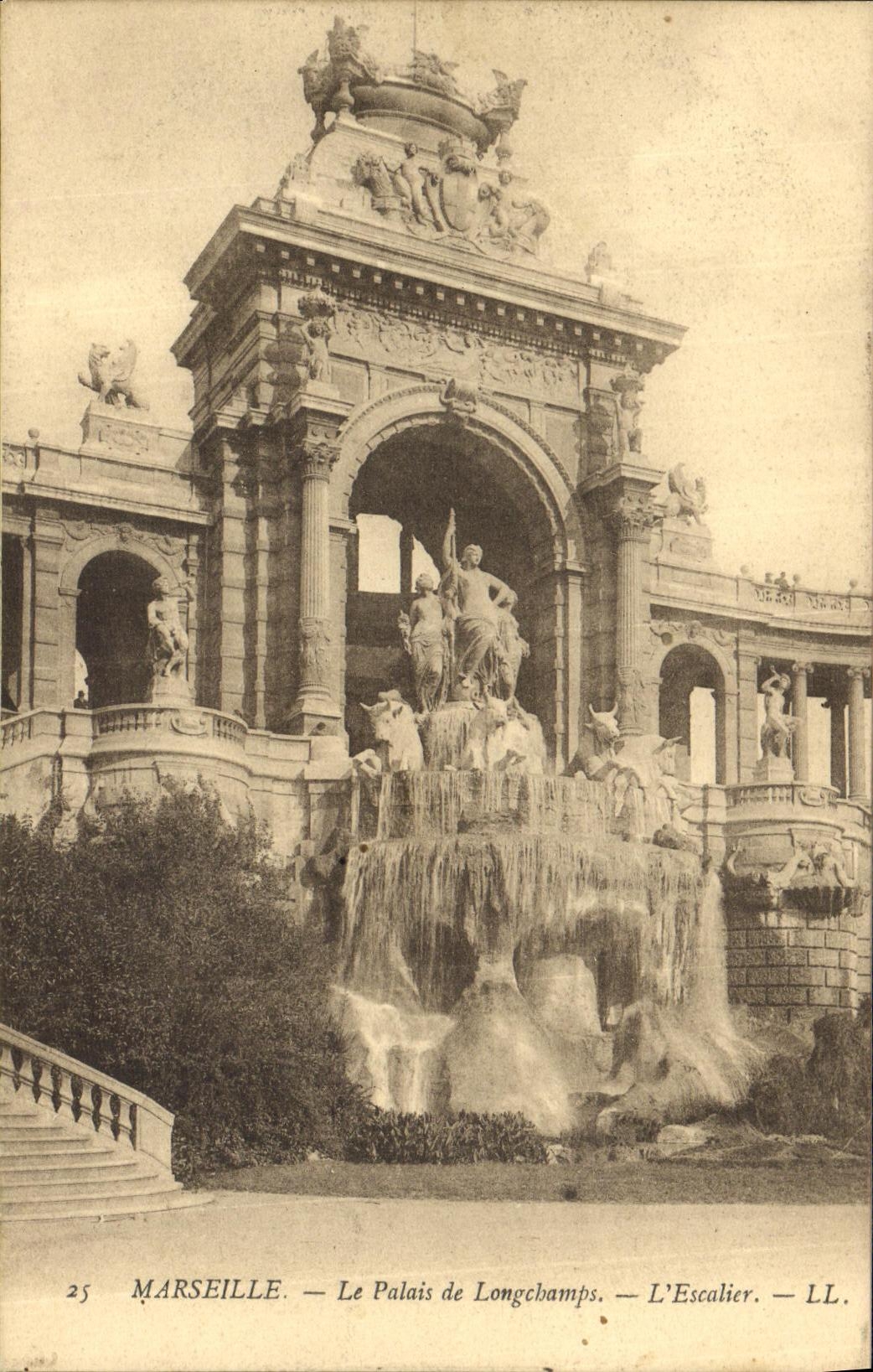 CPA Marseille Le Palais de Longchamps L escalier