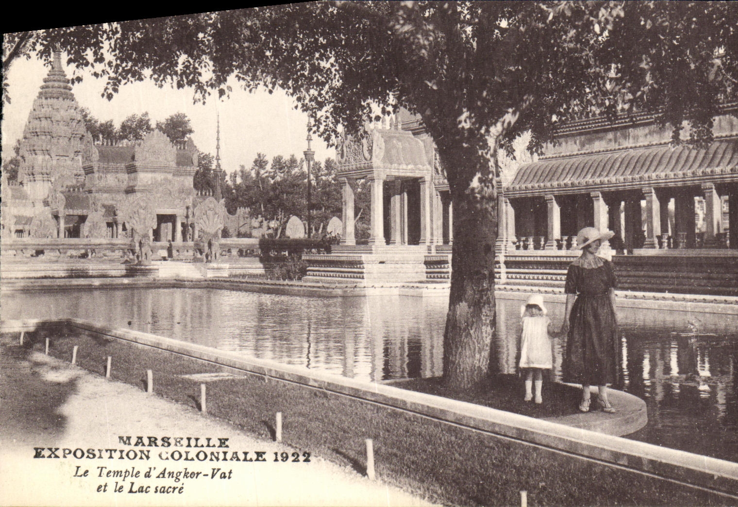 CPA Marseille Exposition Coloniale Le temple d Angkor Vat et le lac sacre