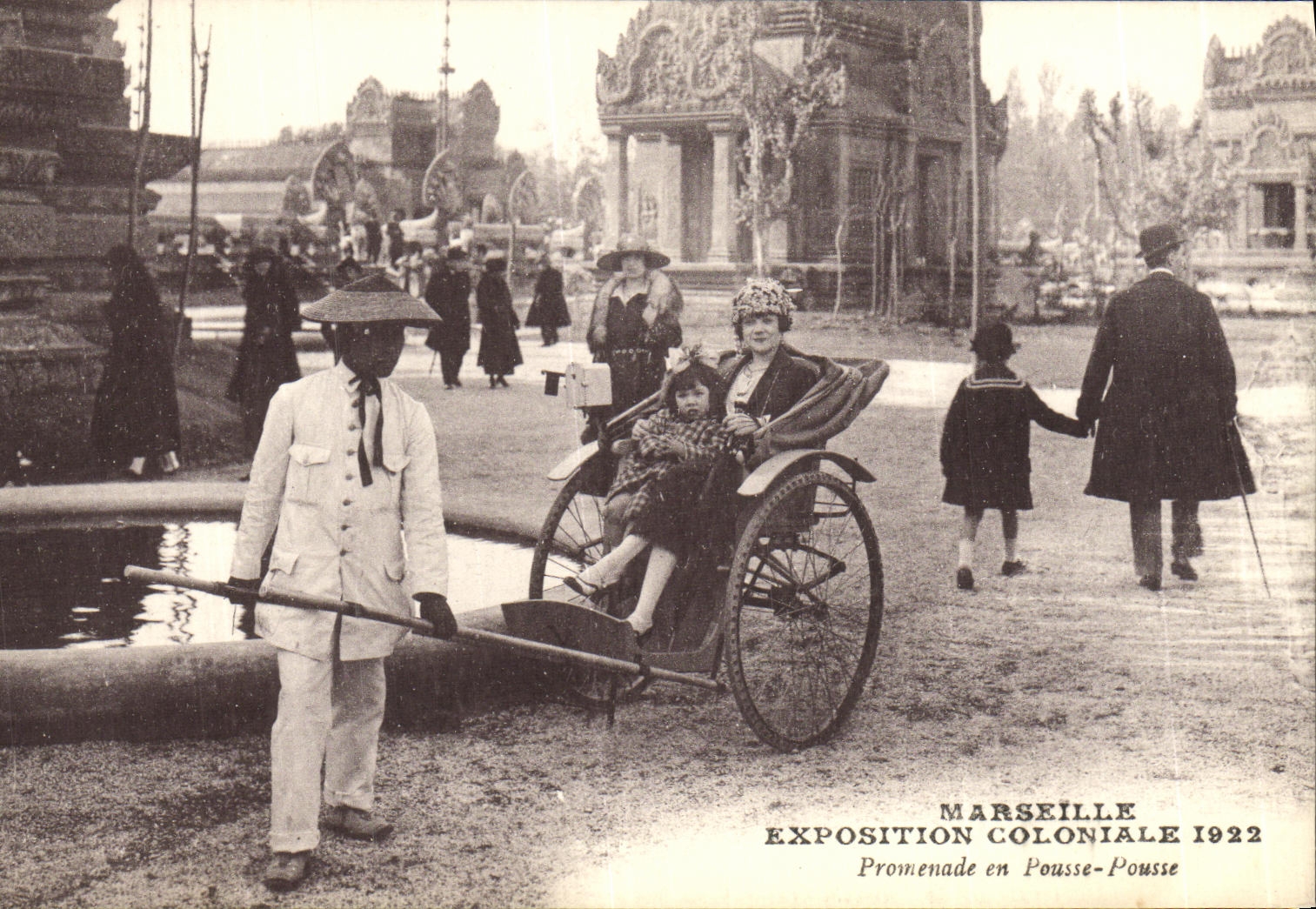 Promenade en Pousse-Pousse — Exposition Coloniale de Marseille 1922 — Éditeur non identifié