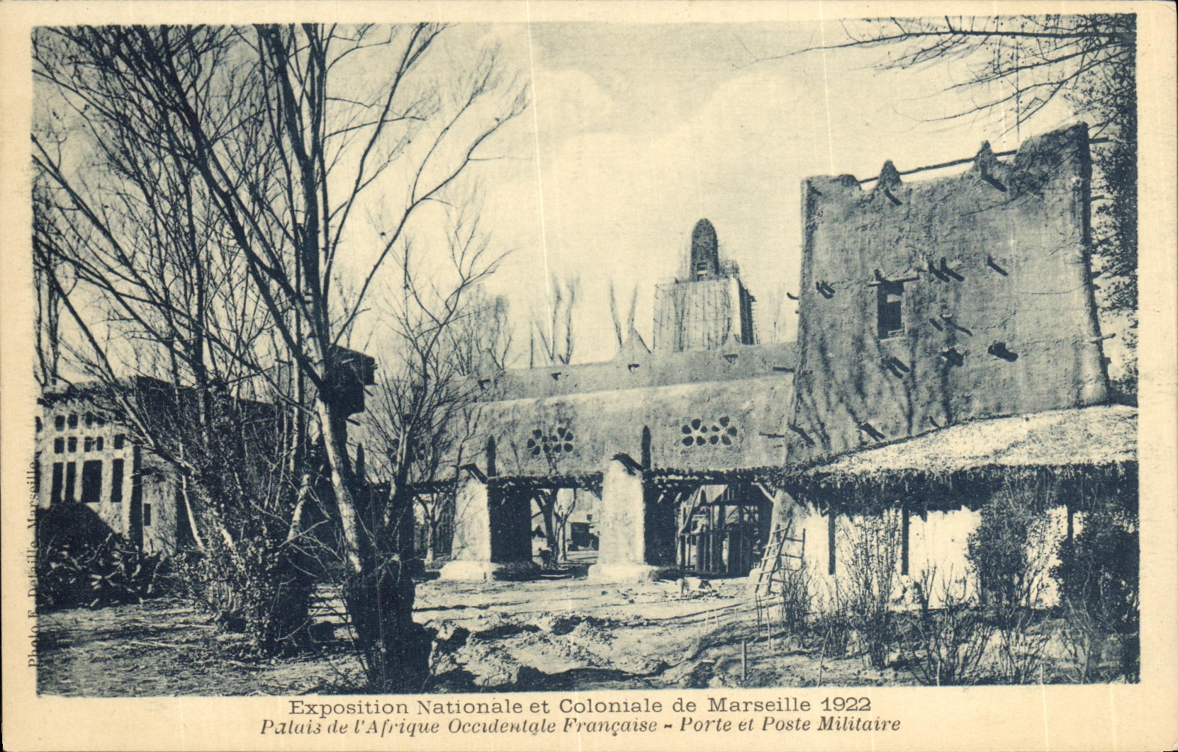 CPA Marseille Exposition Coloniale De palais de L Afrique Francaise Porte et Poste militaire
