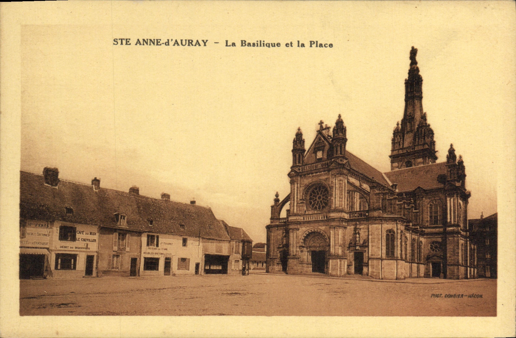 CPA Anne d Auray La Basilique et la Place