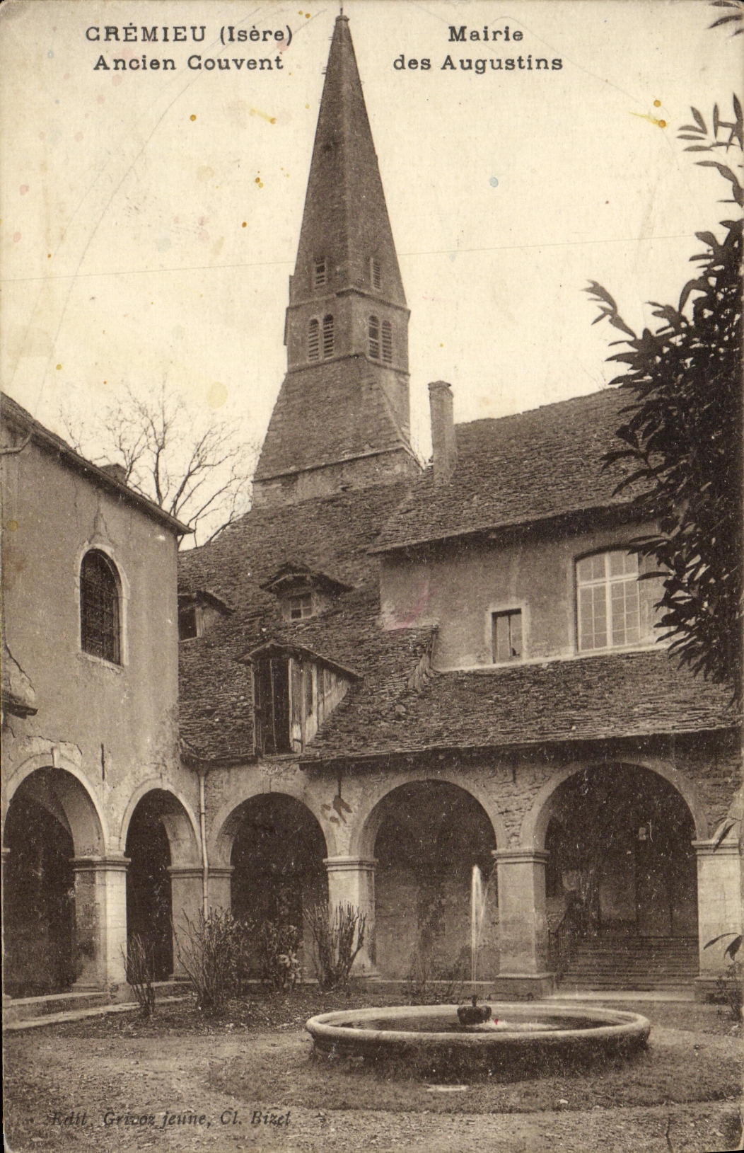 CPA Cremieu Ancien Couvent Mairie des Augustins