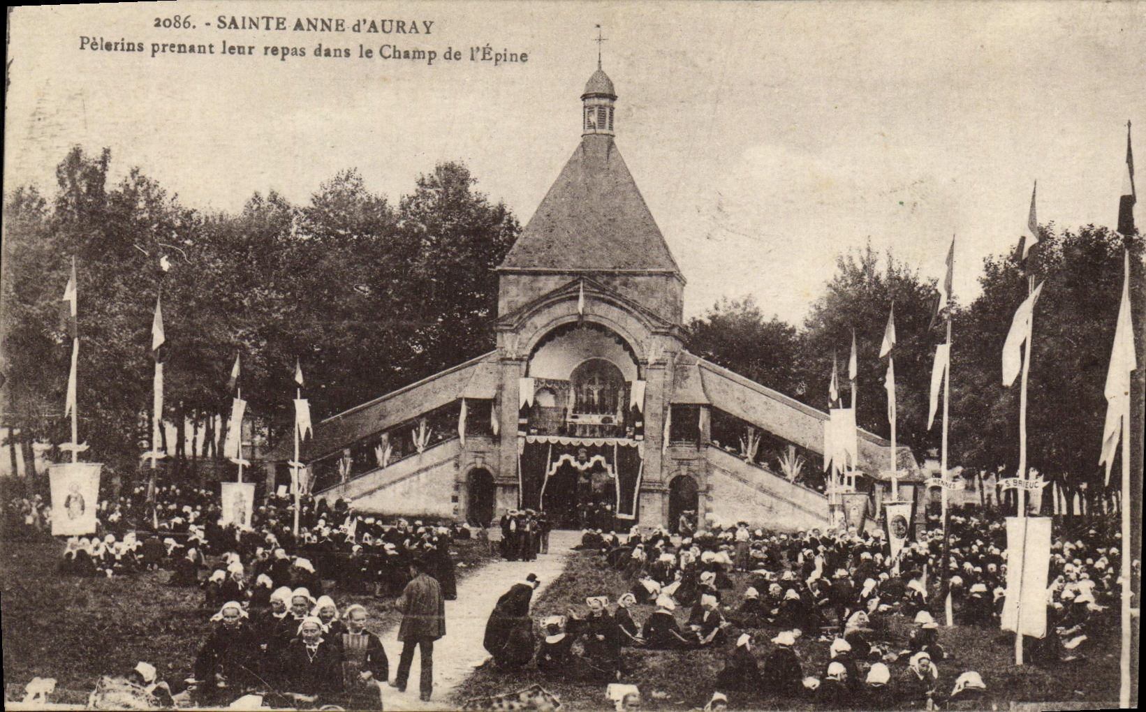 CPA Saint Anne d Auray Pelerins prenant leur repas dans le champ de l Epine