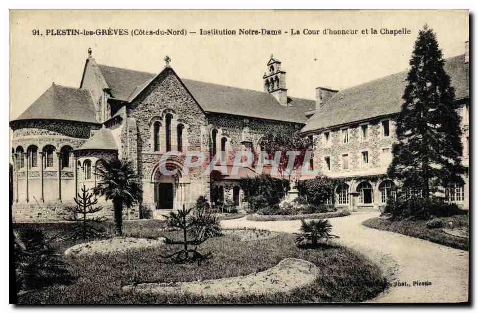 Plestin-les-Grèves (Côtes-du-Nord) — Institution Notre-Dame — La Cour d'honneur et la Chapelle — phot. Plastin