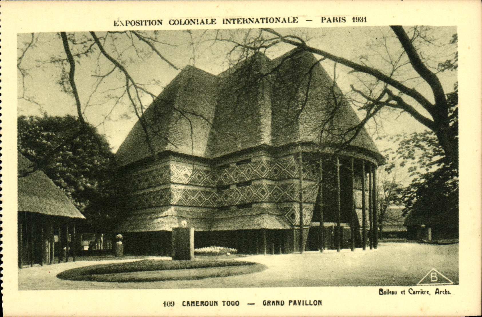 Halbmoderne Ansichtskarte Kamerun Togo — Großer Pavillon — Internationale Kolonialausstellung — Paris 1934 — Boileau et Carrière, Archs.