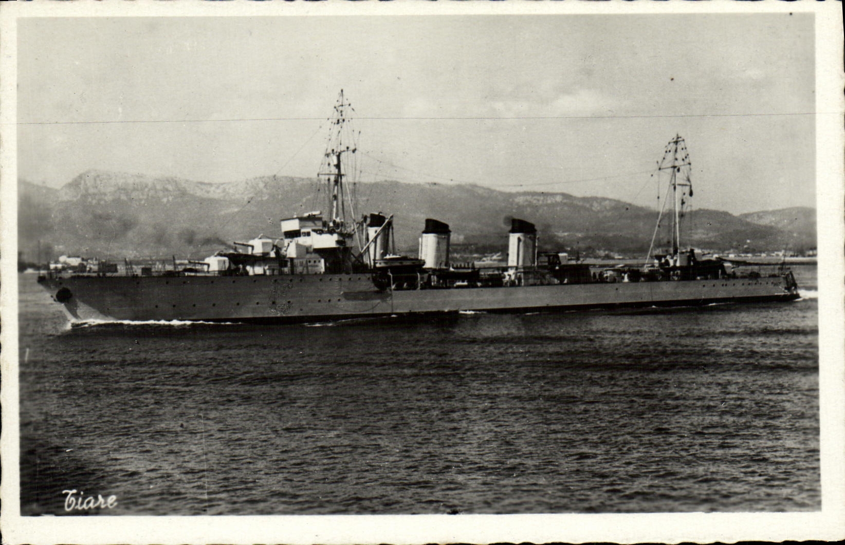 CPM Bateau Guerre Tiare
