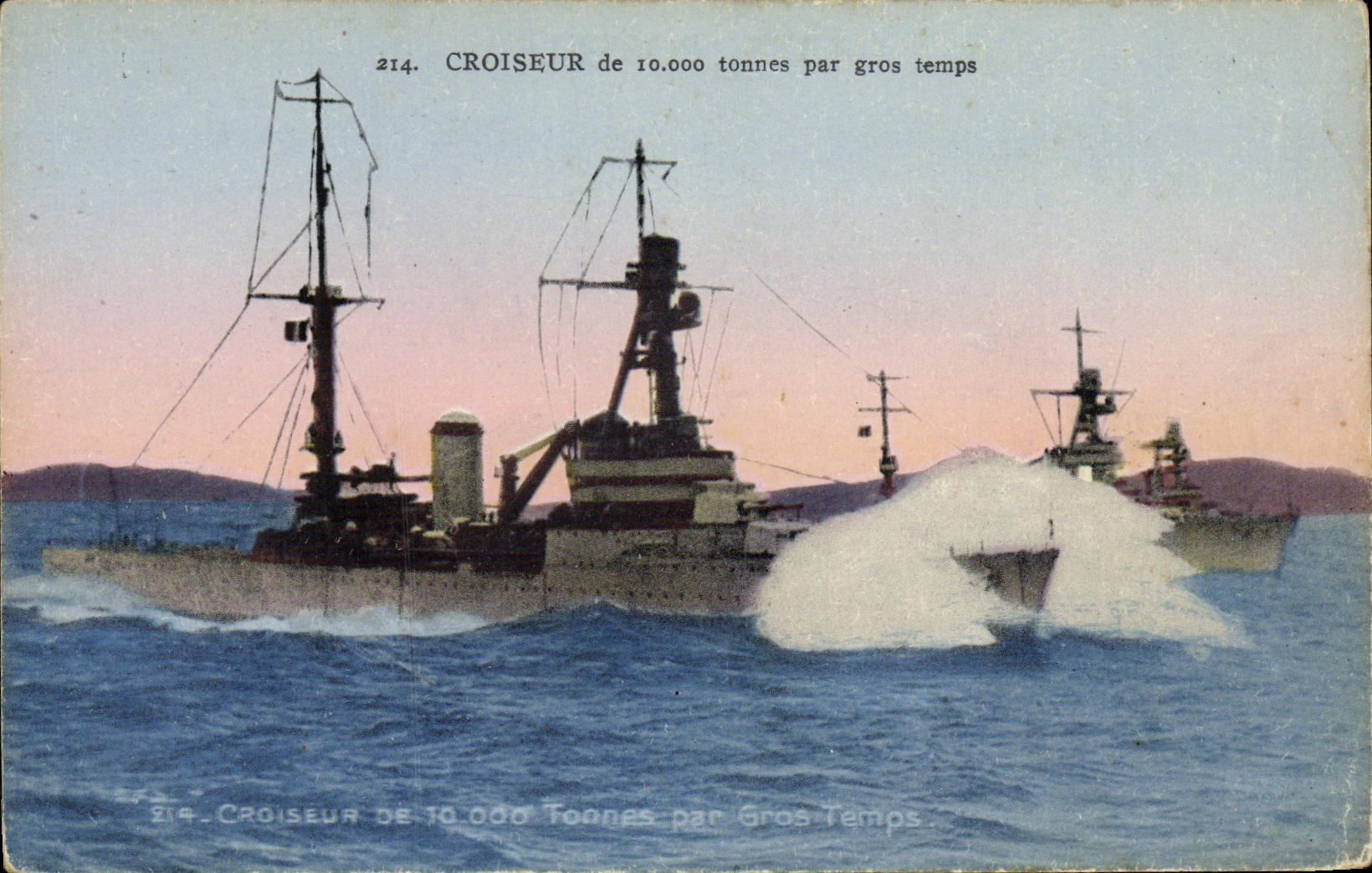 CPA Bateau Guerre Croiseur de 10000 tonnes par gros temps