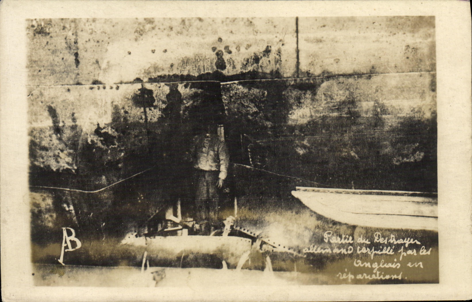 CARTE PHOTO Partie du destroyer allemand torpille par les anglais en reparations 