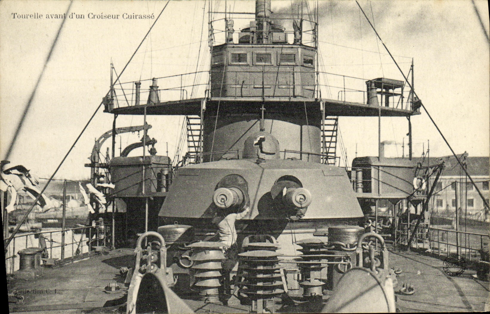 CPA Bateau Guerre Tourelle avant d un Croiseur Cuirasse