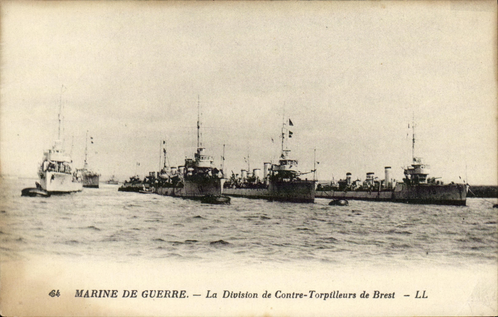 CPA Bateau Guerre Marine de Guerre La Divison de Contre Torpilleurs de Brest