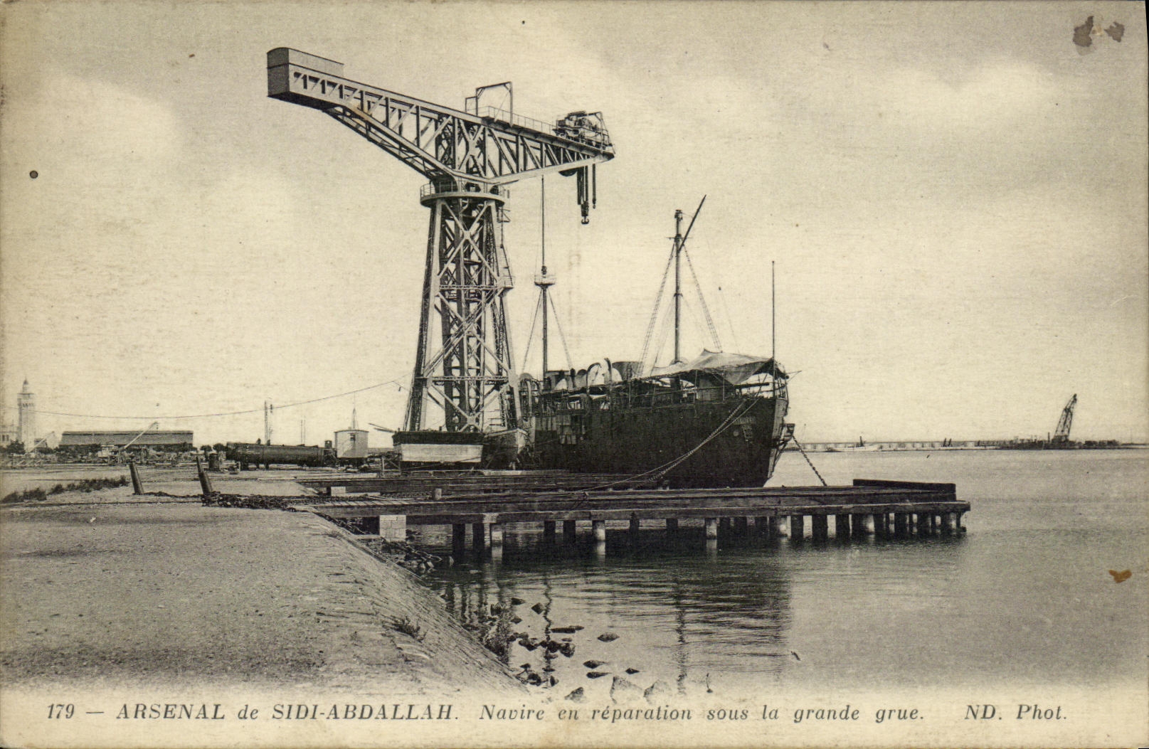 Arsenal de Sidi-Abdallah — Navire en réparation sous la grande grue — ND. Phot. n°179