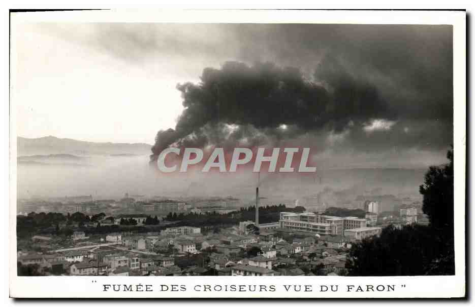 CPM Bateau Guerre Fumee des Croiseurs vue du Faron