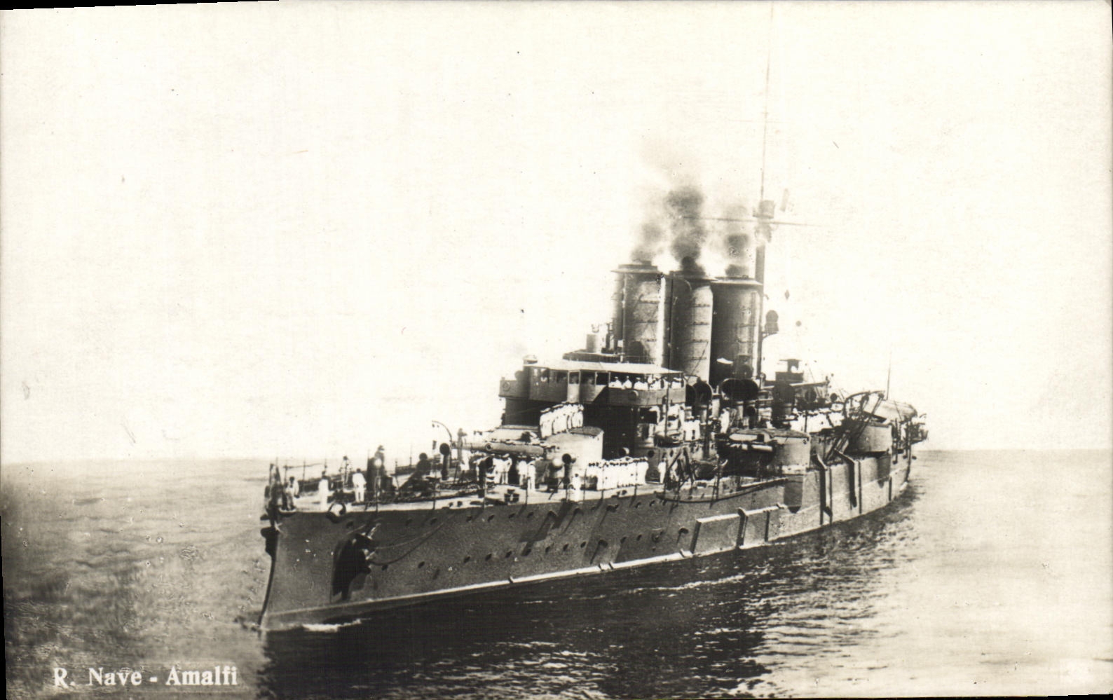 CPA Bateau Guerre R Nave Amalfi