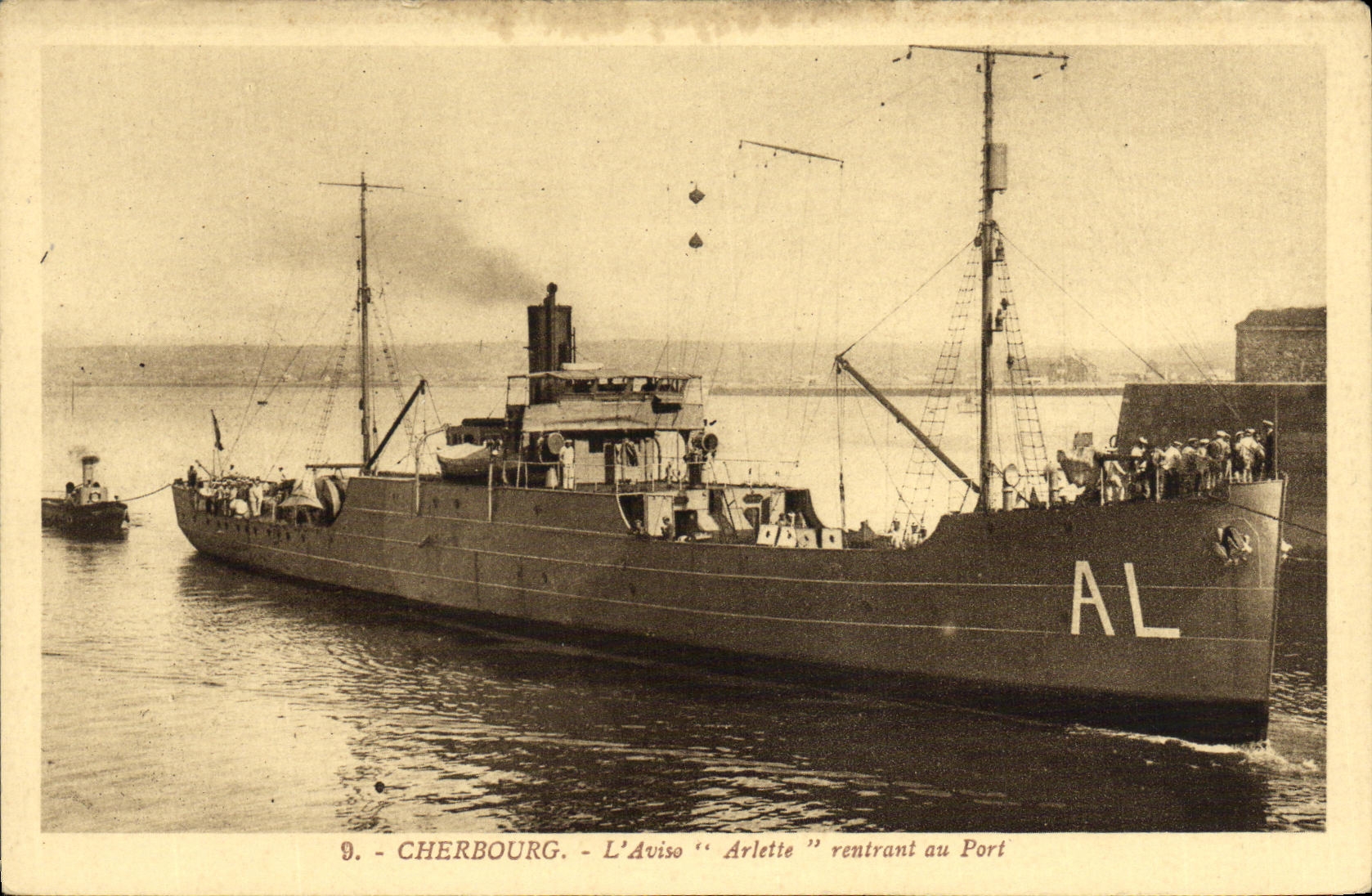 CPA Bateau Guerre Cherbourg L Aviso Arlette rentrant au Port