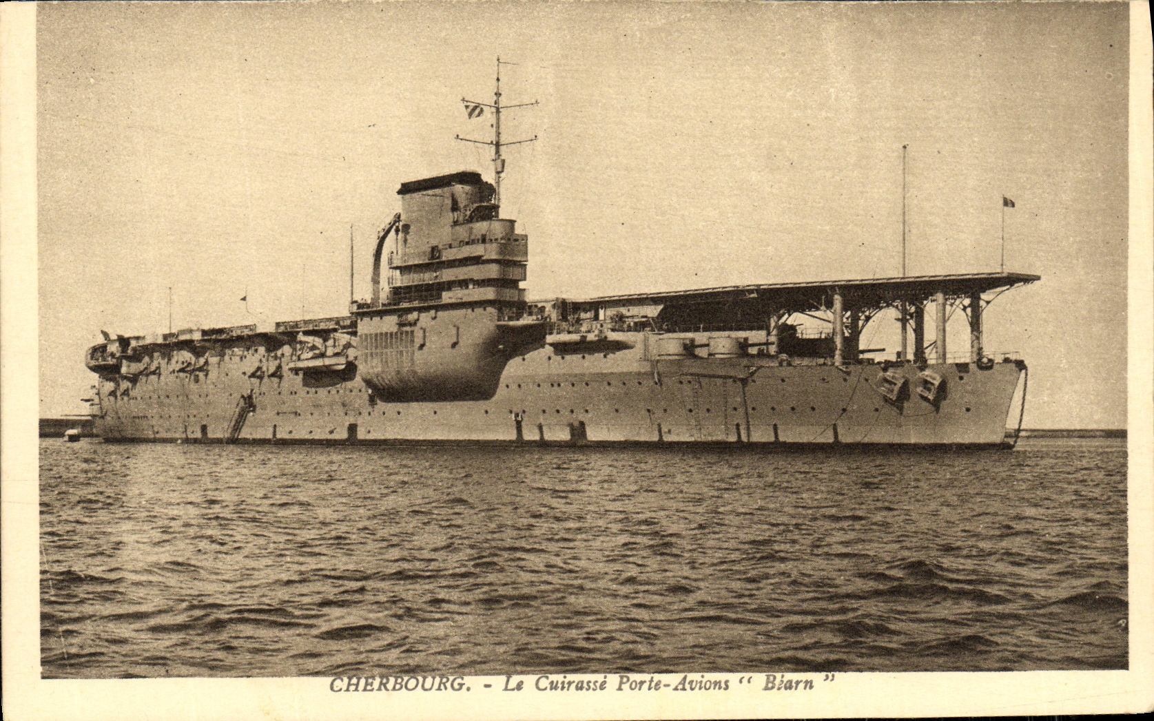 CPA Bateau Guerre Cherbourg Le Cuirasse Porte Avions Bearn